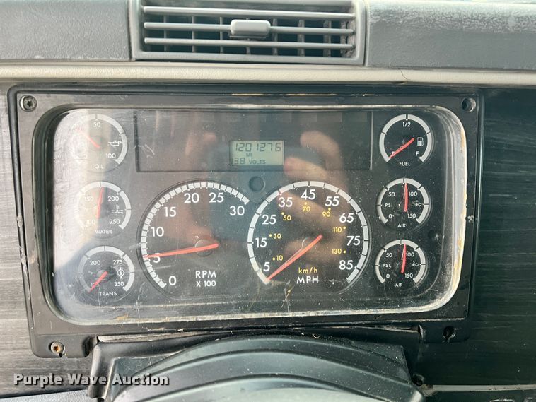 image for item ID9628 2004 Freightliner Columbia 120  semi truck