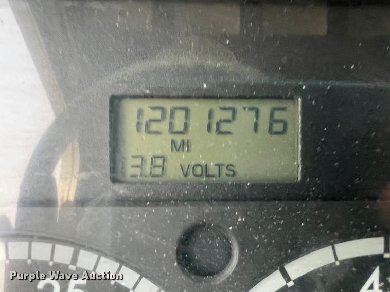 image for item ID9628 2004 Freightliner Columbia 120  semi truck