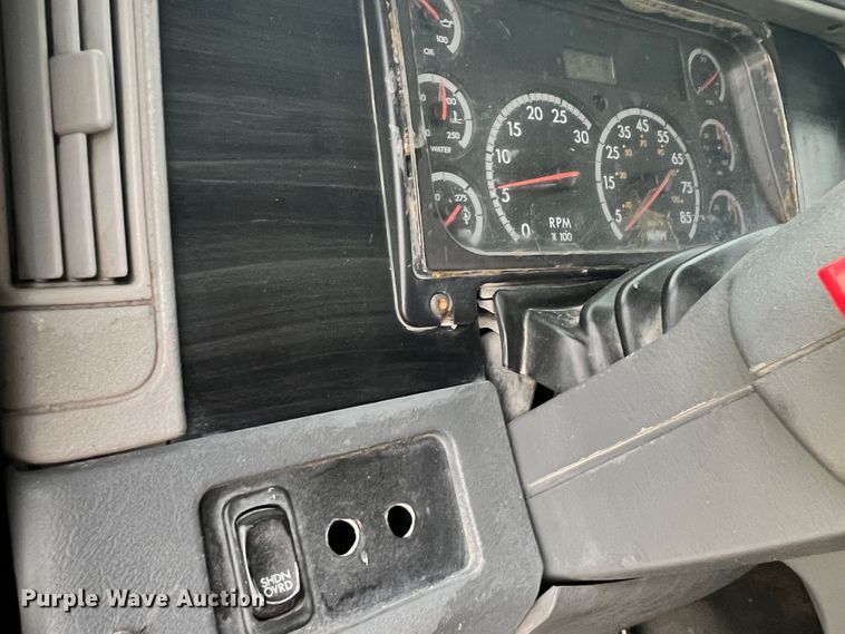 image for item ID9628 2004 Freightliner Columbia 120  semi truck