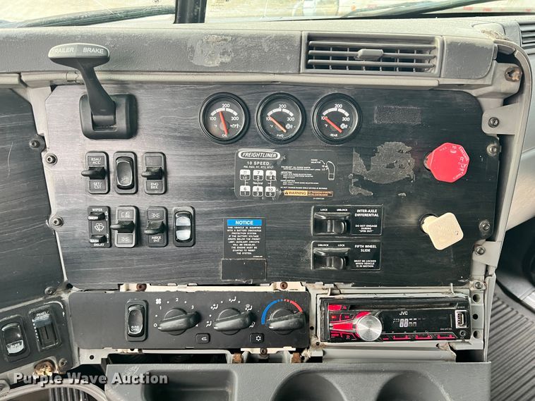 image for item ID9628 2004 Freightliner Columbia 120  semi truck