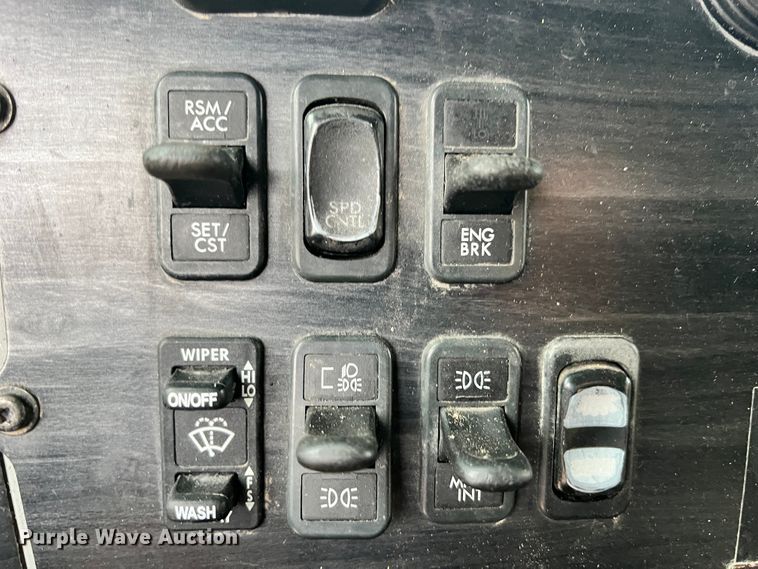 image for item ID9628 2004 Freightliner Columbia 120  semi truck