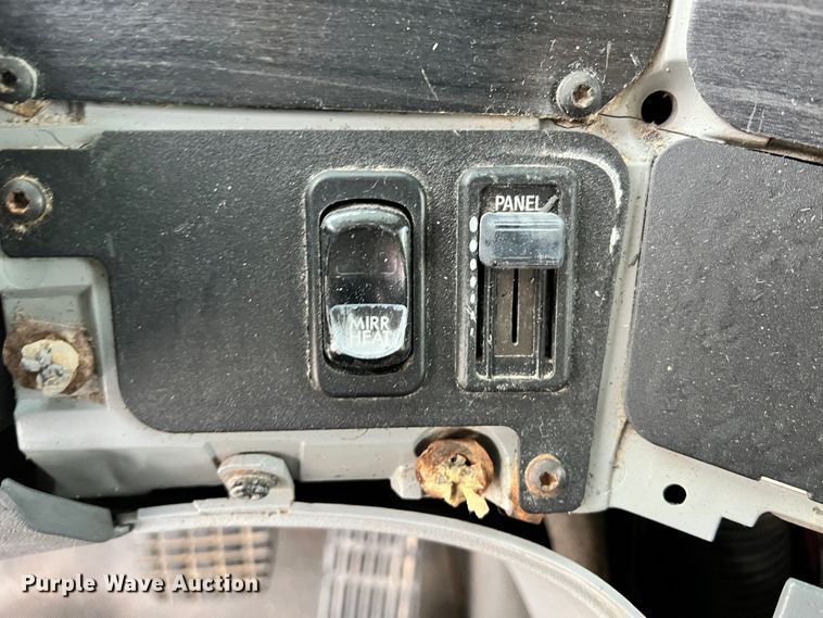 image for item ID9628 2004 Freightliner Columbia 120  semi truck