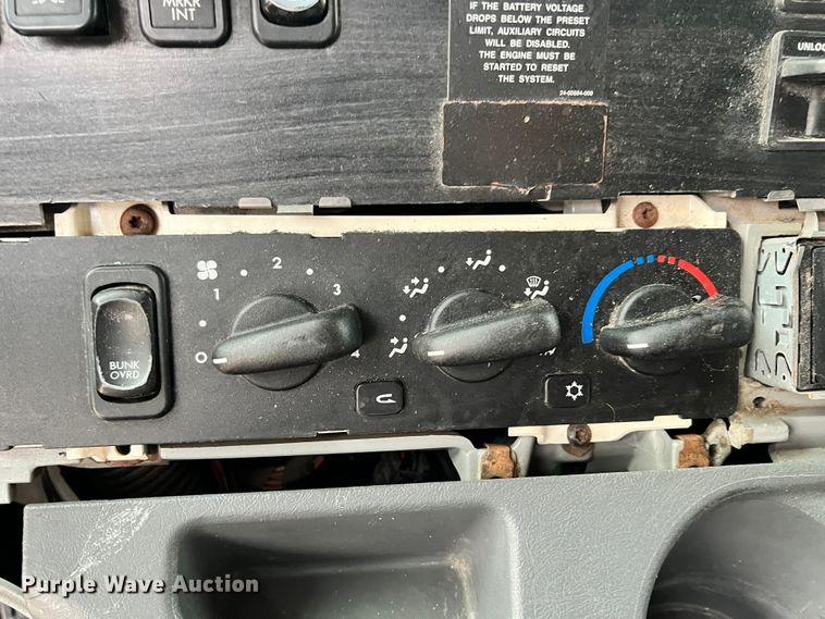 image for item ID9628 2004 Freightliner Columbia 120  semi truck