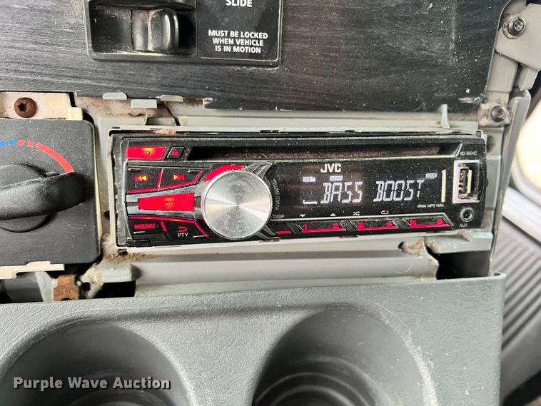 image for item ID9628 2004 Freightliner Columbia 120  semi truck