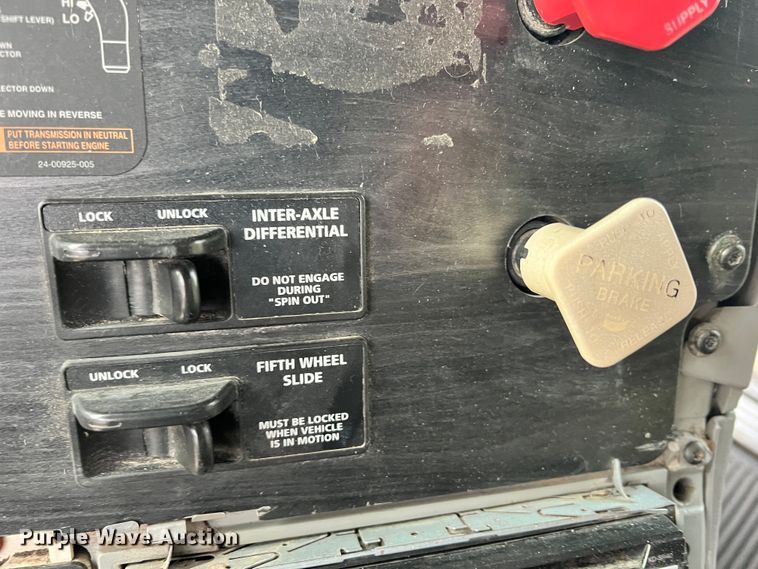 image for item ID9628 2004 Freightliner Columbia 120  semi truck