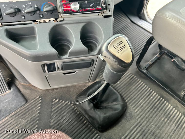 image for item ID9628 2004 Freightliner Columbia 120  semi truck