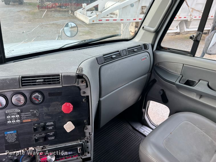 image for item ID9628 2004 Freightliner Columbia 120  semi truck