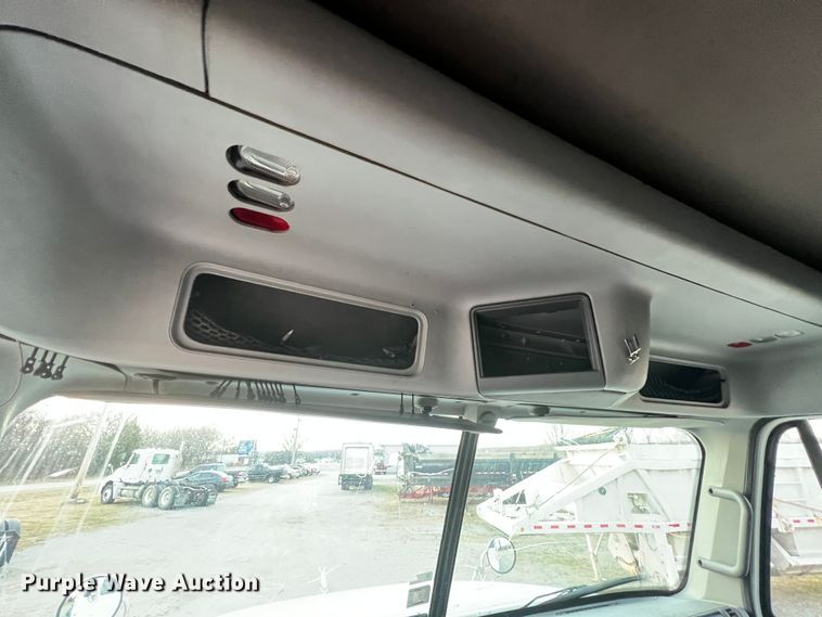 image for item ID9628 2004 Freightliner Columbia 120  semi truck