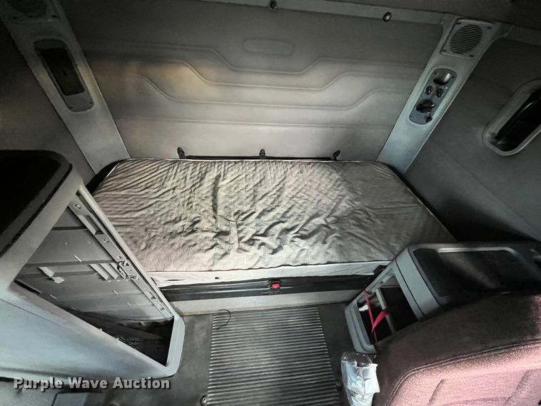 image for item ID9628 2004 Freightliner Columbia 120  semi truck