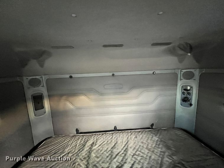 image for item ID9628 2004 Freightliner Columbia 120  semi truck