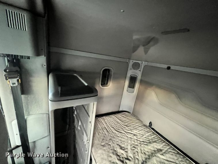 image for item ID9628 2004 Freightliner Columbia 120  semi truck