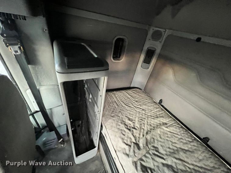 image for item ID9628 2004 Freightliner Columbia 120  semi truck