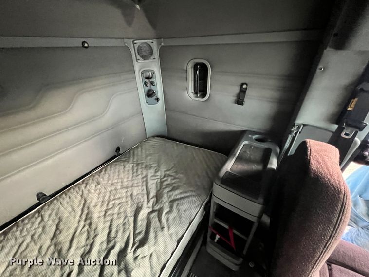 image for item ID9628 2004 Freightliner Columbia 120  semi truck