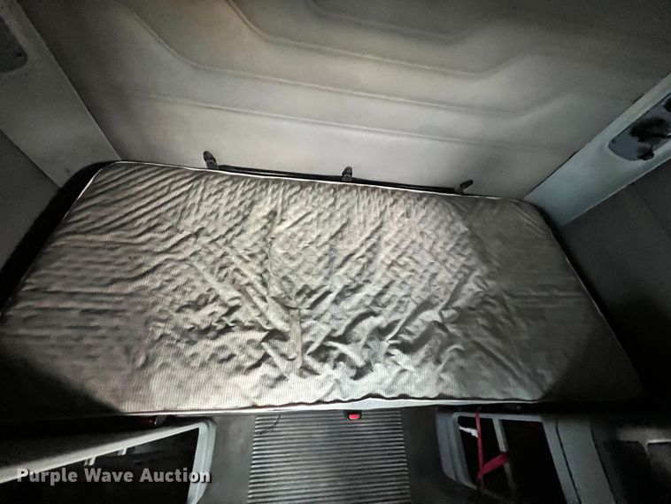 image for item ID9628 2004 Freightliner Columbia 120  semi truck