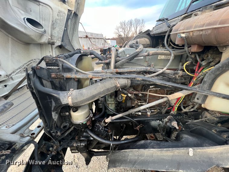 image for item ID9628 2004 Freightliner Columbia 120  semi truck