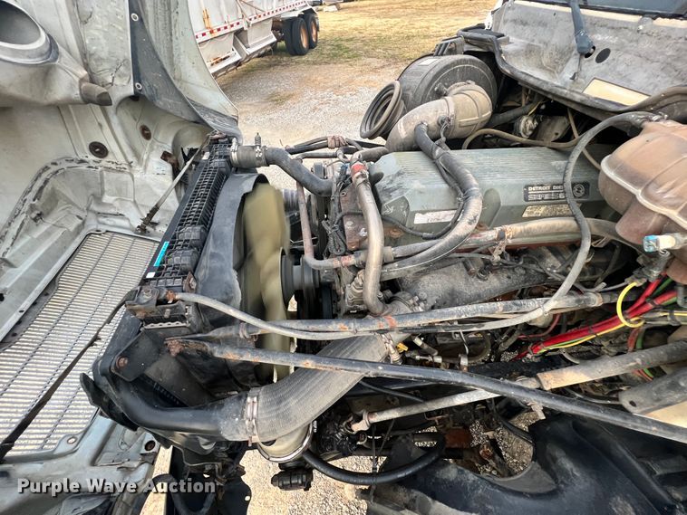 image for item ID9628 2004 Freightliner Columbia 120  semi truck