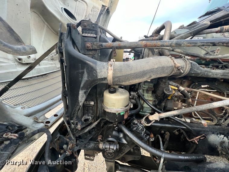 image for item ID9628 2004 Freightliner Columbia 120  semi truck