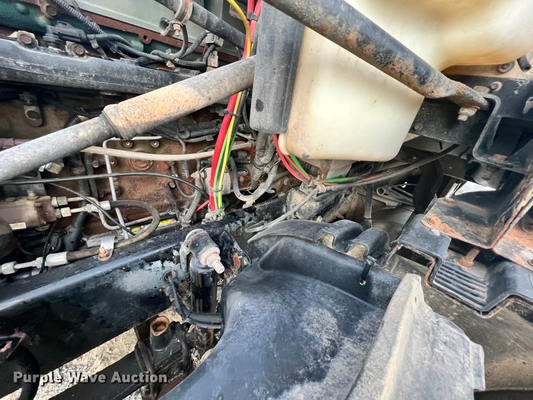 image for item ID9628 2004 Freightliner Columbia 120  semi truck