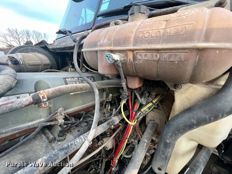 image for item ID9628 2004 Freightliner Columbia 120  semi truck