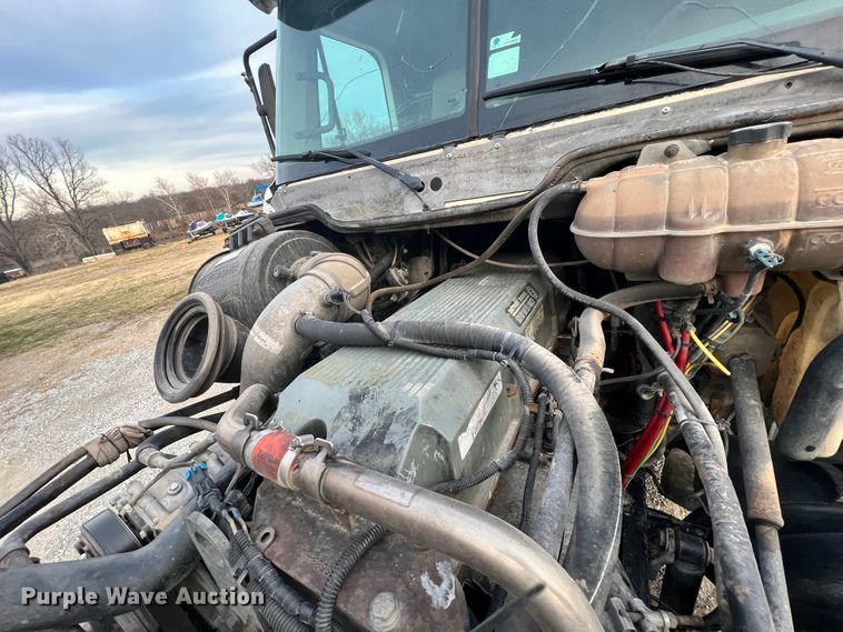 image for item ID9628 2004 Freightliner Columbia 120  semi truck