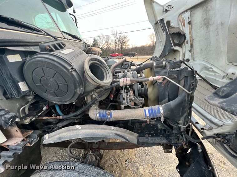 image for item ID9628 2004 Freightliner Columbia 120  semi truck