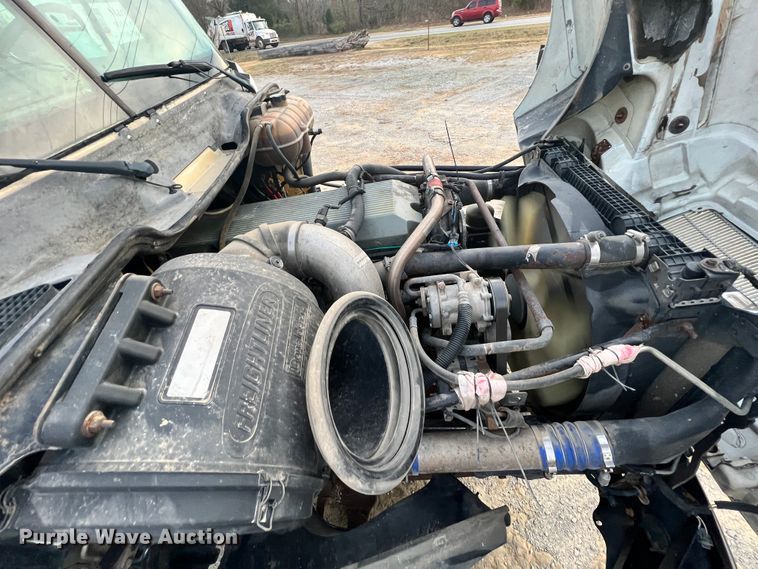 image for item ID9628 2004 Freightliner Columbia 120  semi truck