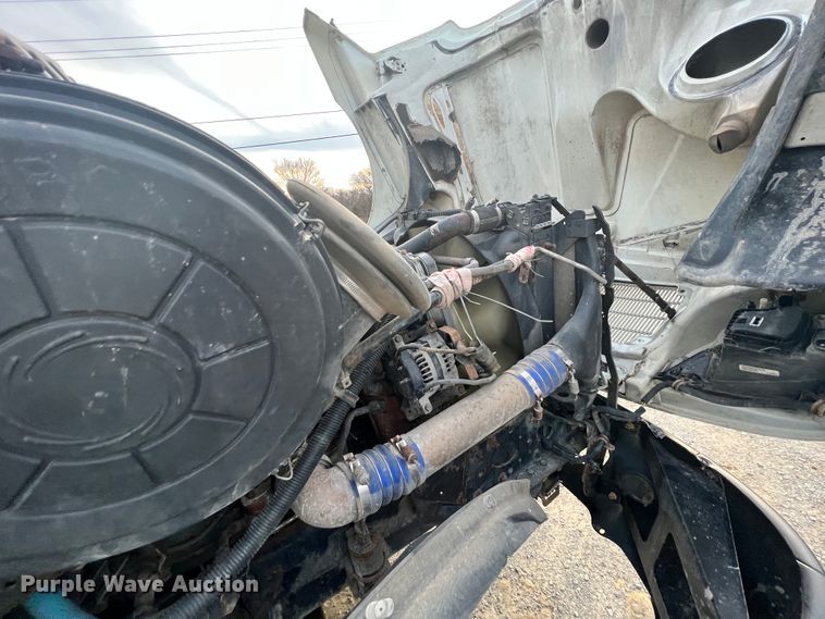 image for item ID9628 2004 Freightliner Columbia 120  semi truck