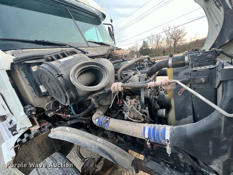 image for item ID9628 2004 Freightliner Columbia 120  semi truck