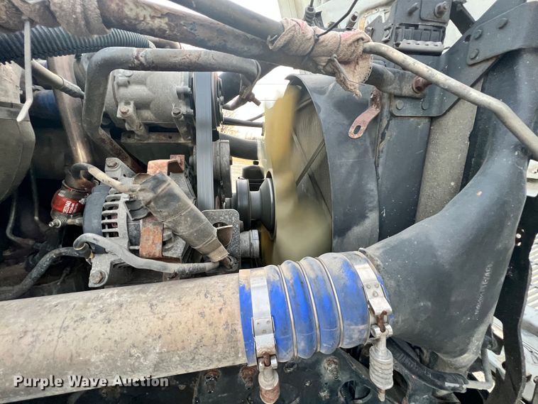 image for item ID9628 2004 Freightliner Columbia 120  semi truck