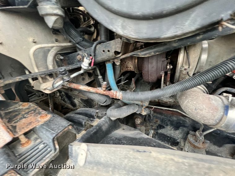 image for item ID9628 2004 Freightliner Columbia 120  semi truck