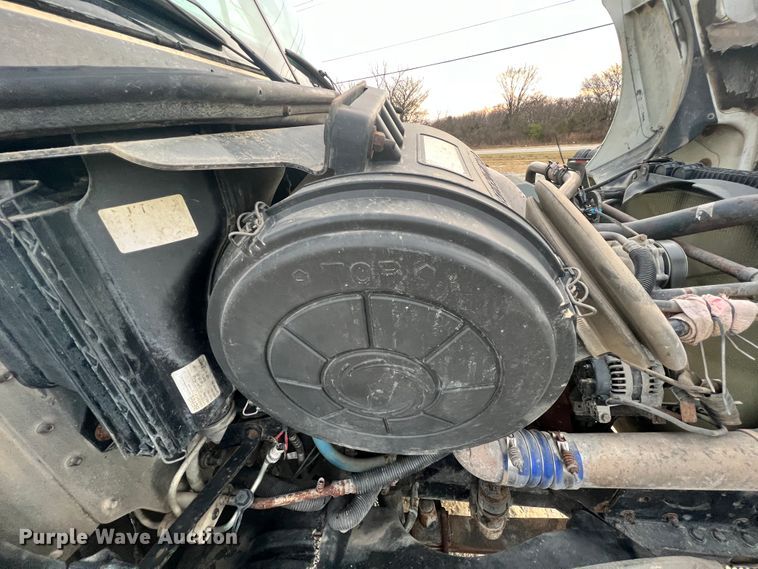 image for item ID9628 2004 Freightliner Columbia 120  semi truck