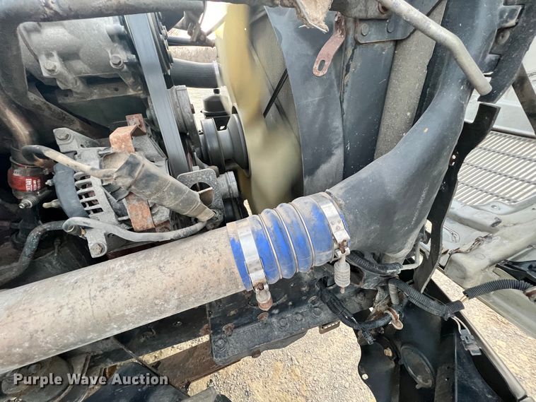 image for item ID9628 2004 Freightliner Columbia 120  semi truck