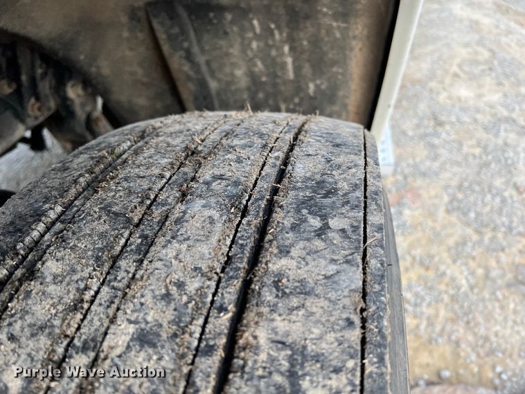 image for item ID9628 2004 Freightliner Columbia 120  semi truck