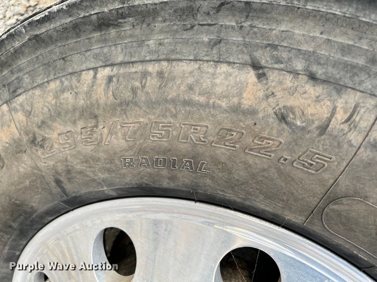 image for item ID9628 2004 Freightliner Columbia 120  semi truck