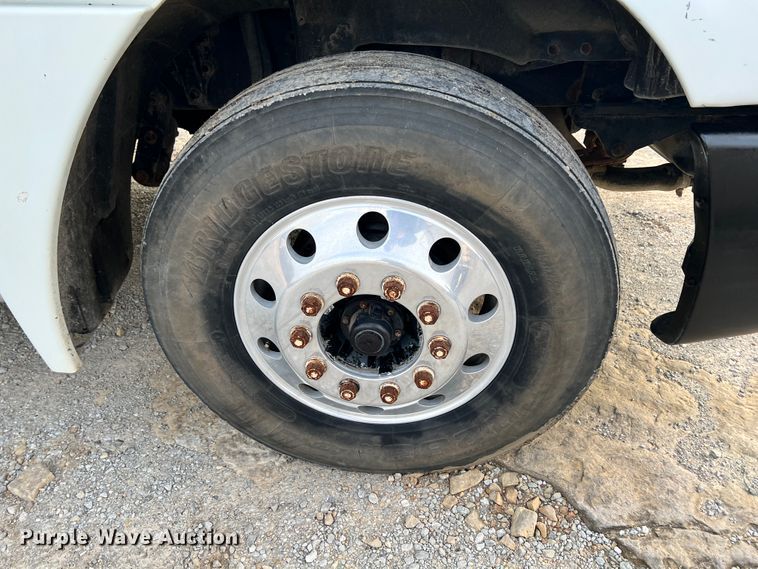 image for item ID9628 2004 Freightliner Columbia 120  semi truck