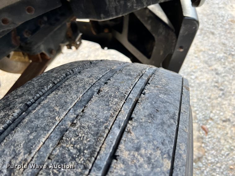 image for item ID9628 2004 Freightliner Columbia 120  semi truck