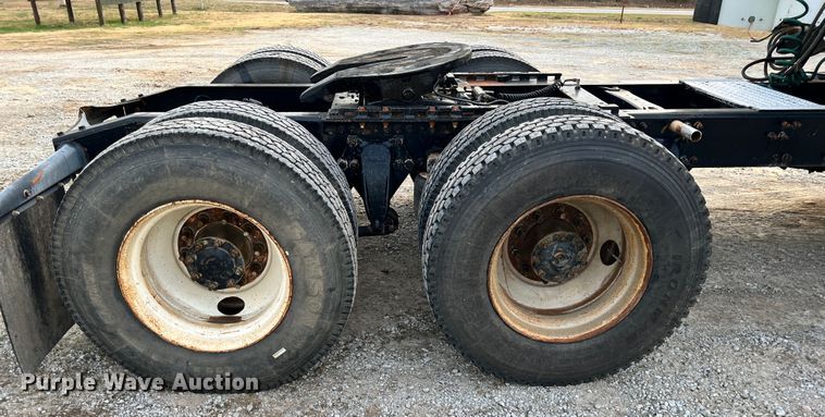 image for item ID9628 2004 Freightliner Columbia 120  semi truck