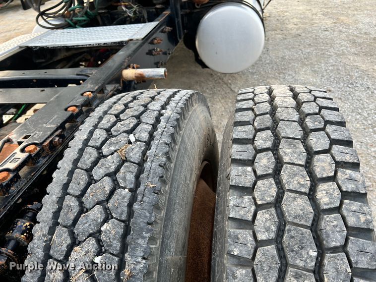 image for item ID9628 2004 Freightliner Columbia 120  semi truck