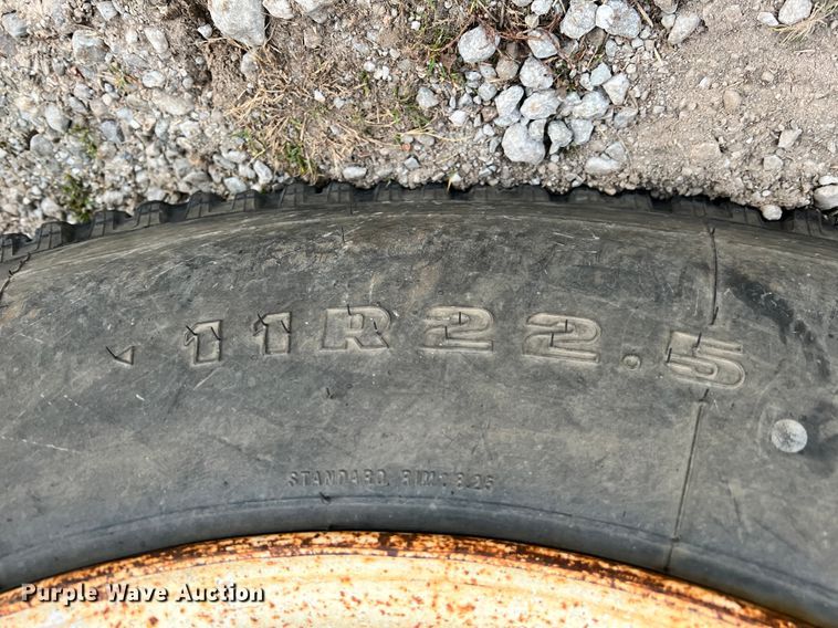 image for item ID9628 2004 Freightliner Columbia 120  semi truck