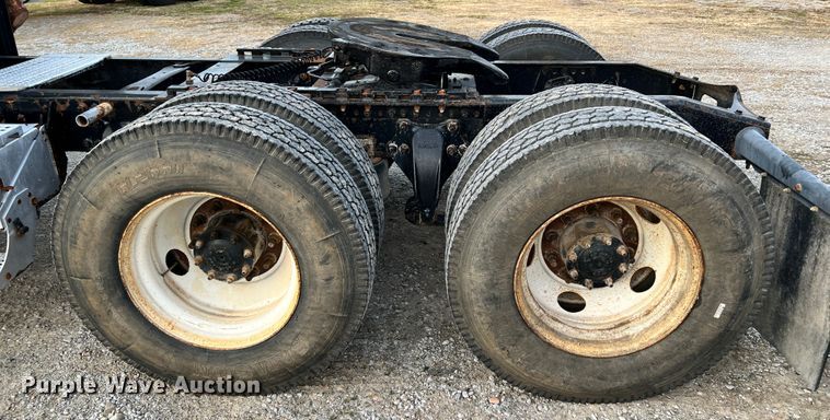 image for item ID9628 2004 Freightliner Columbia 120  semi truck