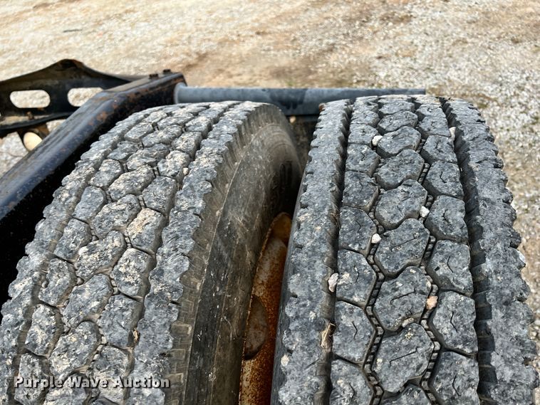 image for item ID9628 2004 Freightliner Columbia 120  semi truck