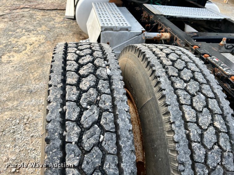 image for item ID9628 2004 Freightliner Columbia 120  semi truck