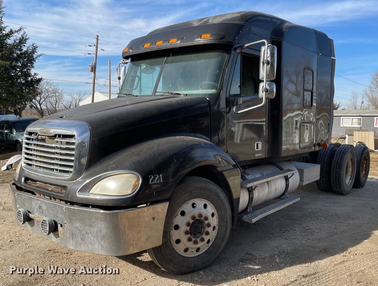 image for item IJ9585 2004 Freightliner Columbia  semi truck