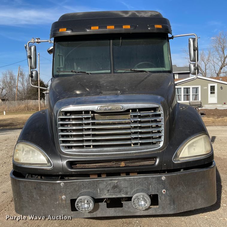 image for item IJ9585 2004 Freightliner Columbia  semi truck