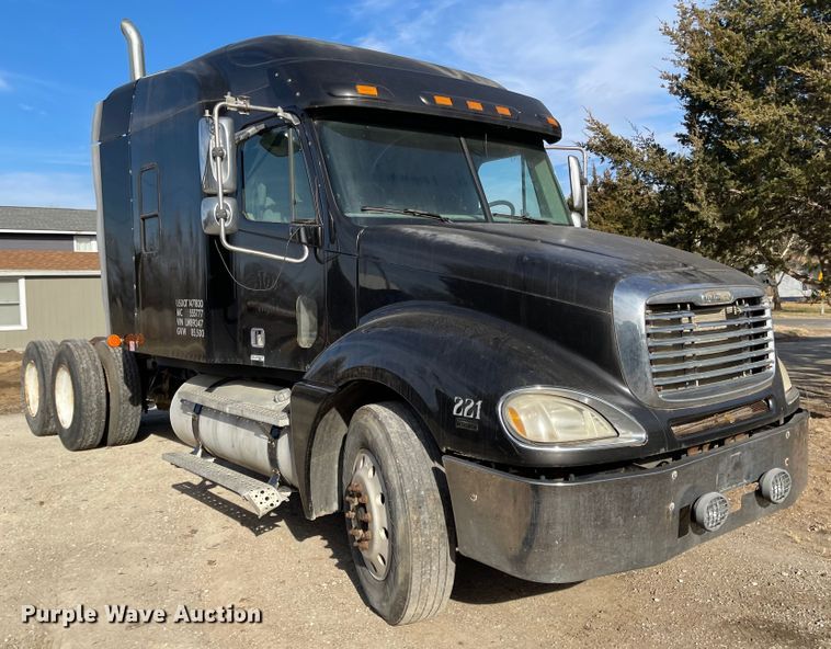 image for item IJ9585 2004 Freightliner Columbia  semi truck