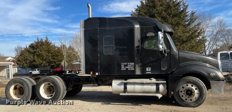 image for item IJ9585 2004 Freightliner Columbia  semi truck