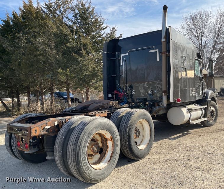 image for item IJ9585 2004 Freightliner Columbia  semi truck