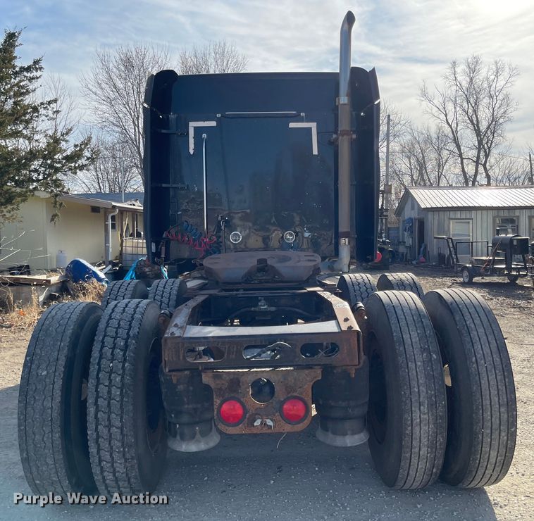 image for item IJ9585 2004 Freightliner Columbia  semi truck