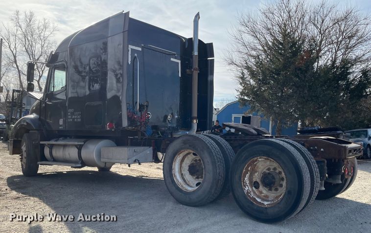 image for item IJ9585 2004 Freightliner Columbia  semi truck