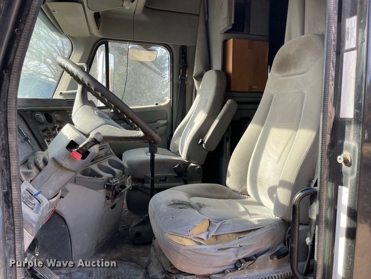 image for item IJ9585 2004 Freightliner Columbia  semi truck